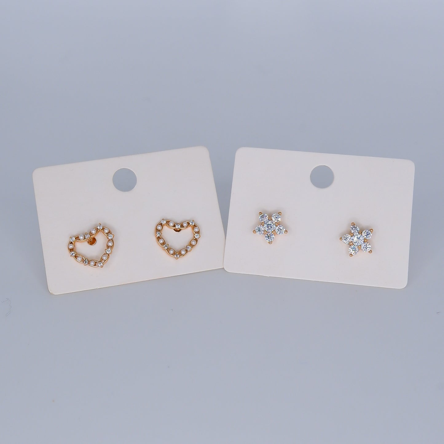 Brincos de Espeto Coração com Pérolas e Flor Brilhante