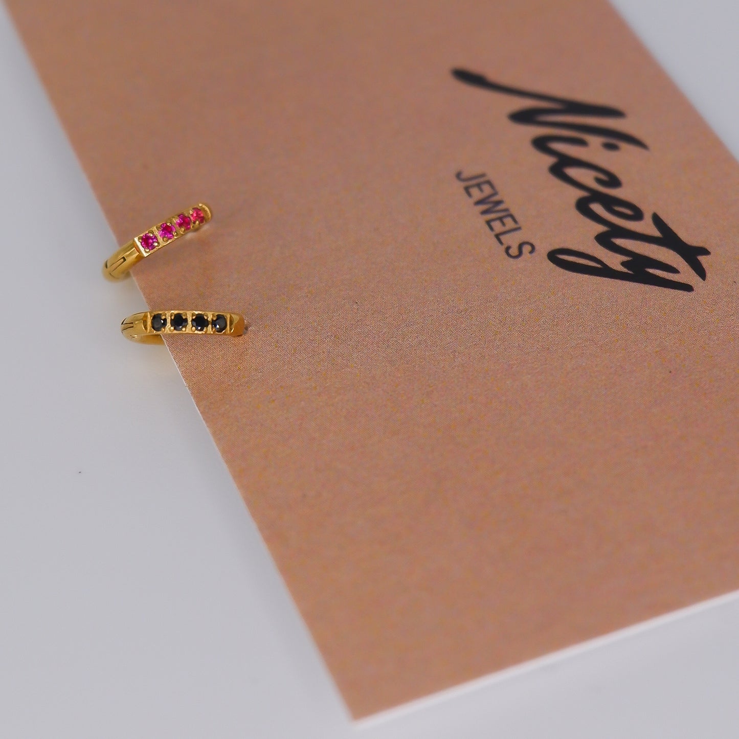 Mini Argolas 5,5mm Aço Inoxidável Rosa e Preta