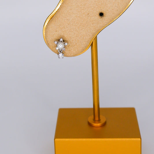 Piercing Bolinha Flor com Pérola Prateado