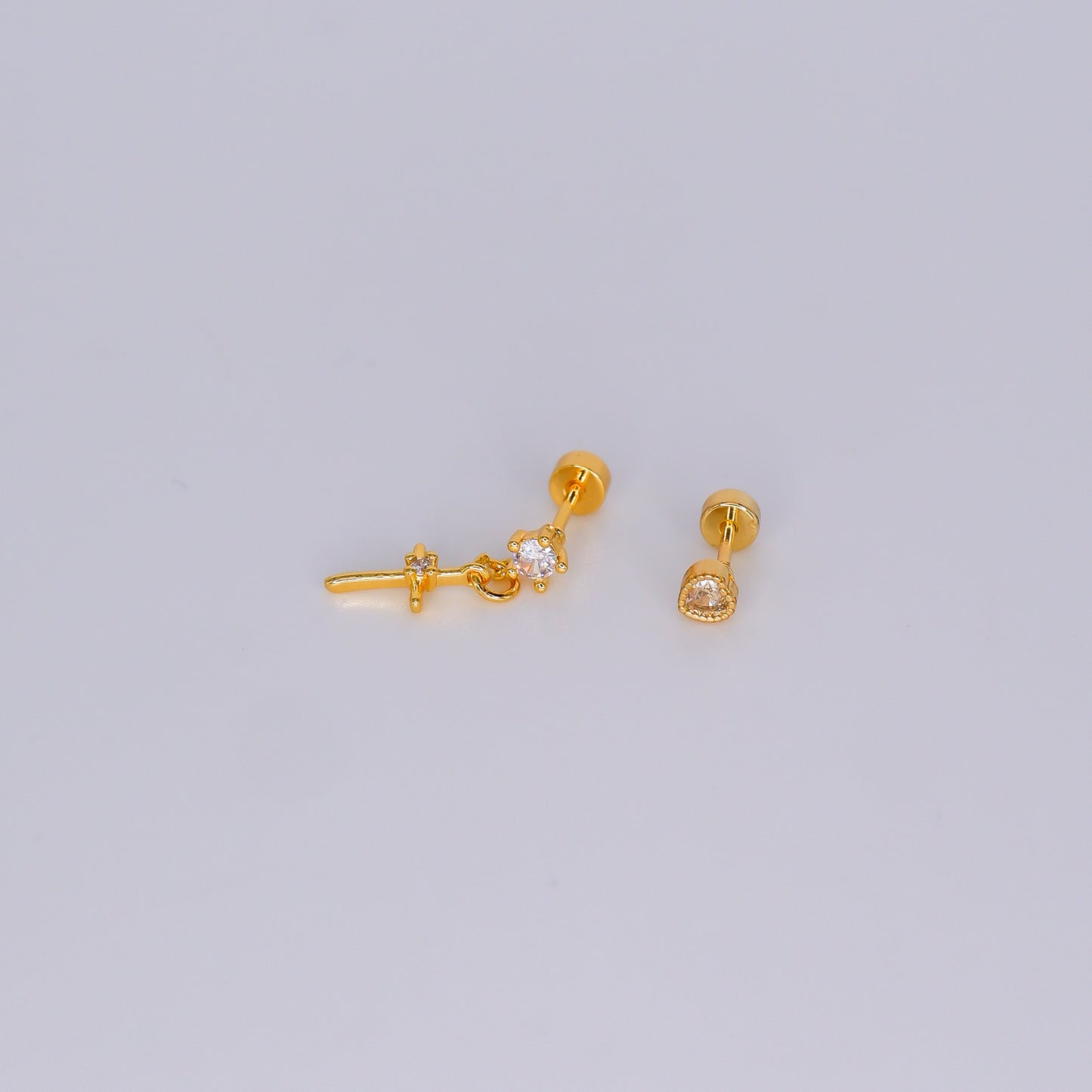 Piercing aperta atrás Cruz e Coração