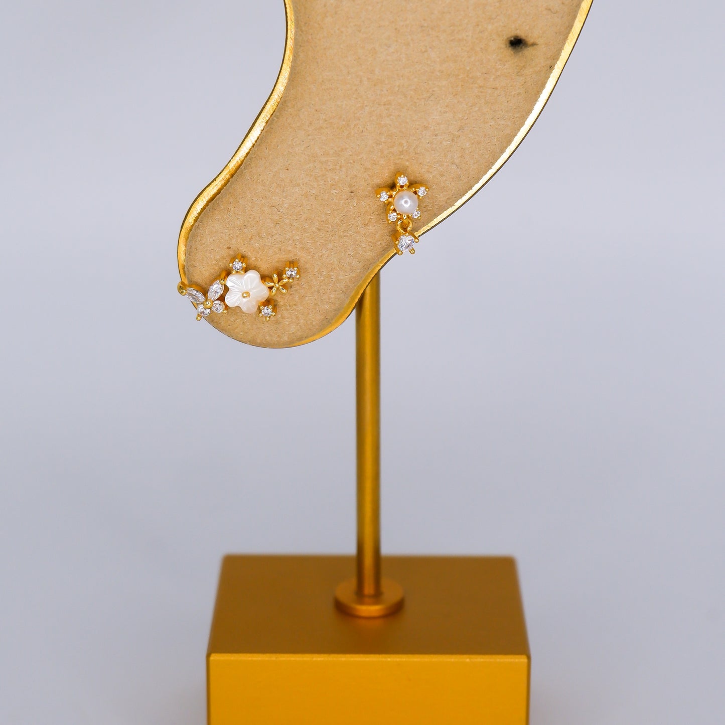 Piercing Bolinha Flor e Flor com Pérola Dourada