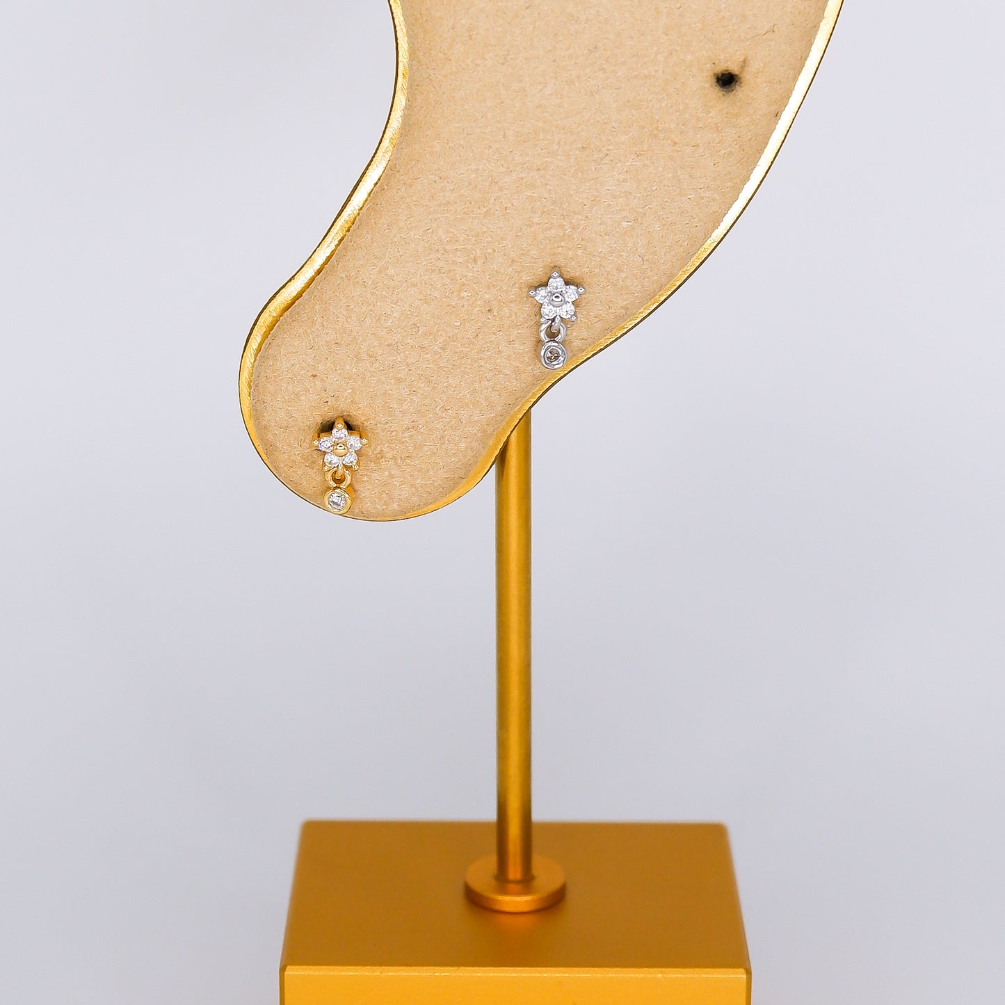 Piercing Bolinha Flor Pendente
