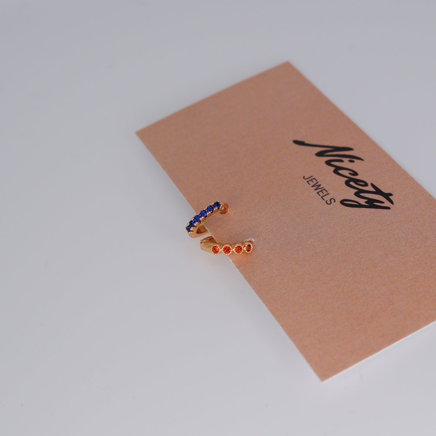 Mini Argolas 7,5mm Hipoalergénicas Azul Escura e Bolinhas Laranja