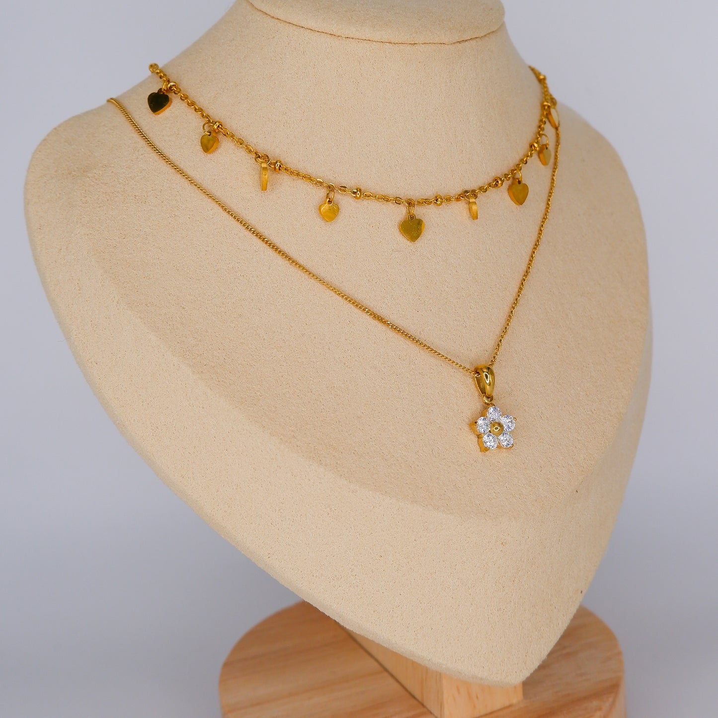 Colar Dourado Pendentes e Flor