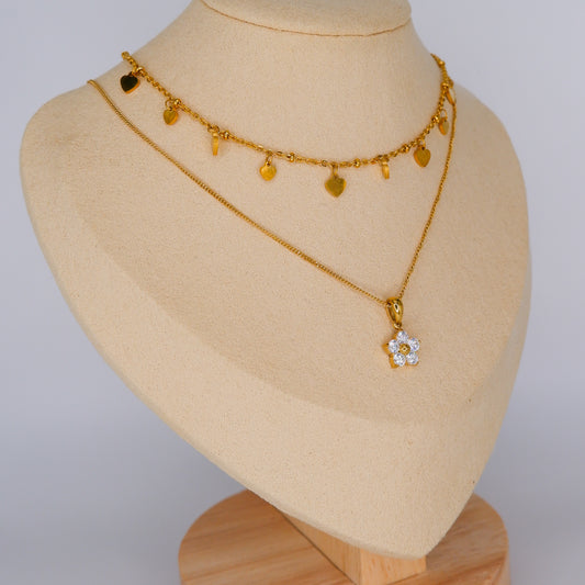 Colar Dourado Pendentes e Flor