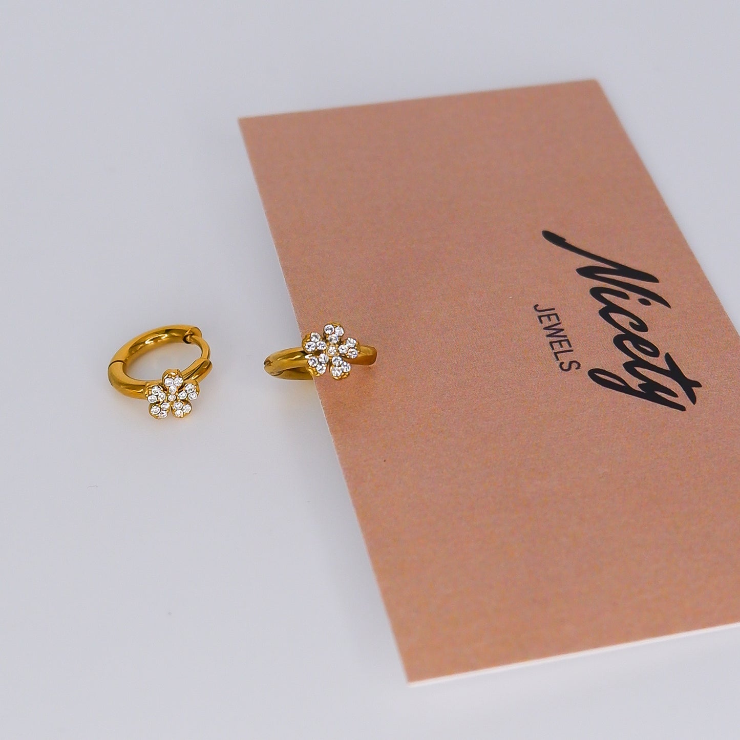 Argola Dourada Básicas com Flor