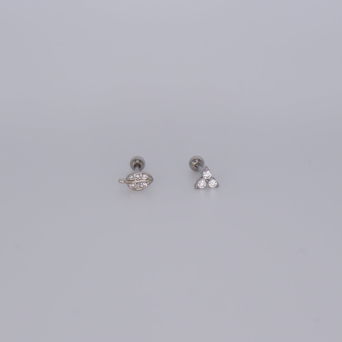 Piercing Bolinha Aço Inoxidável Prateado Folha e Flor 3 Brilhantes
