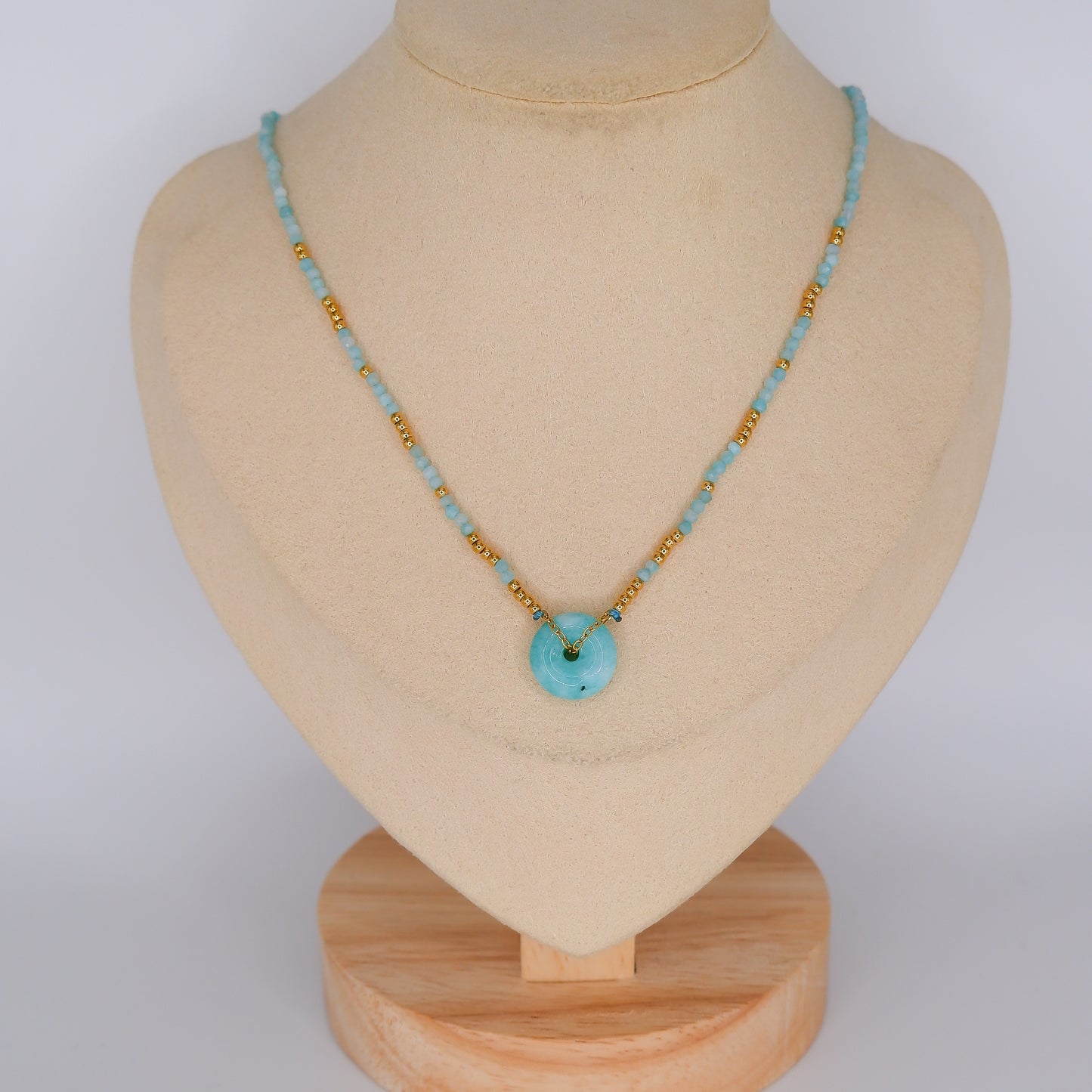 Colar Miçangas Azuis com Pendente Azul