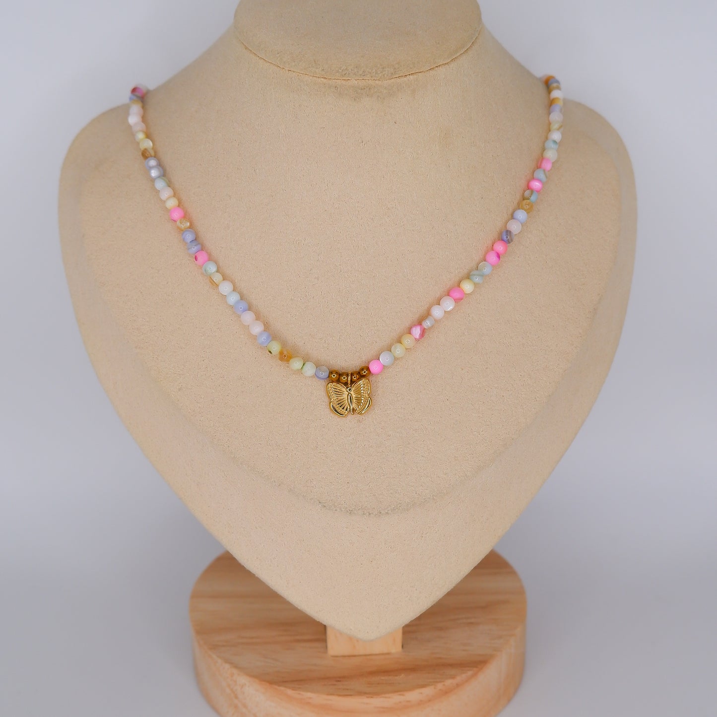 Colar Miçangas Multicolor com Borboleta