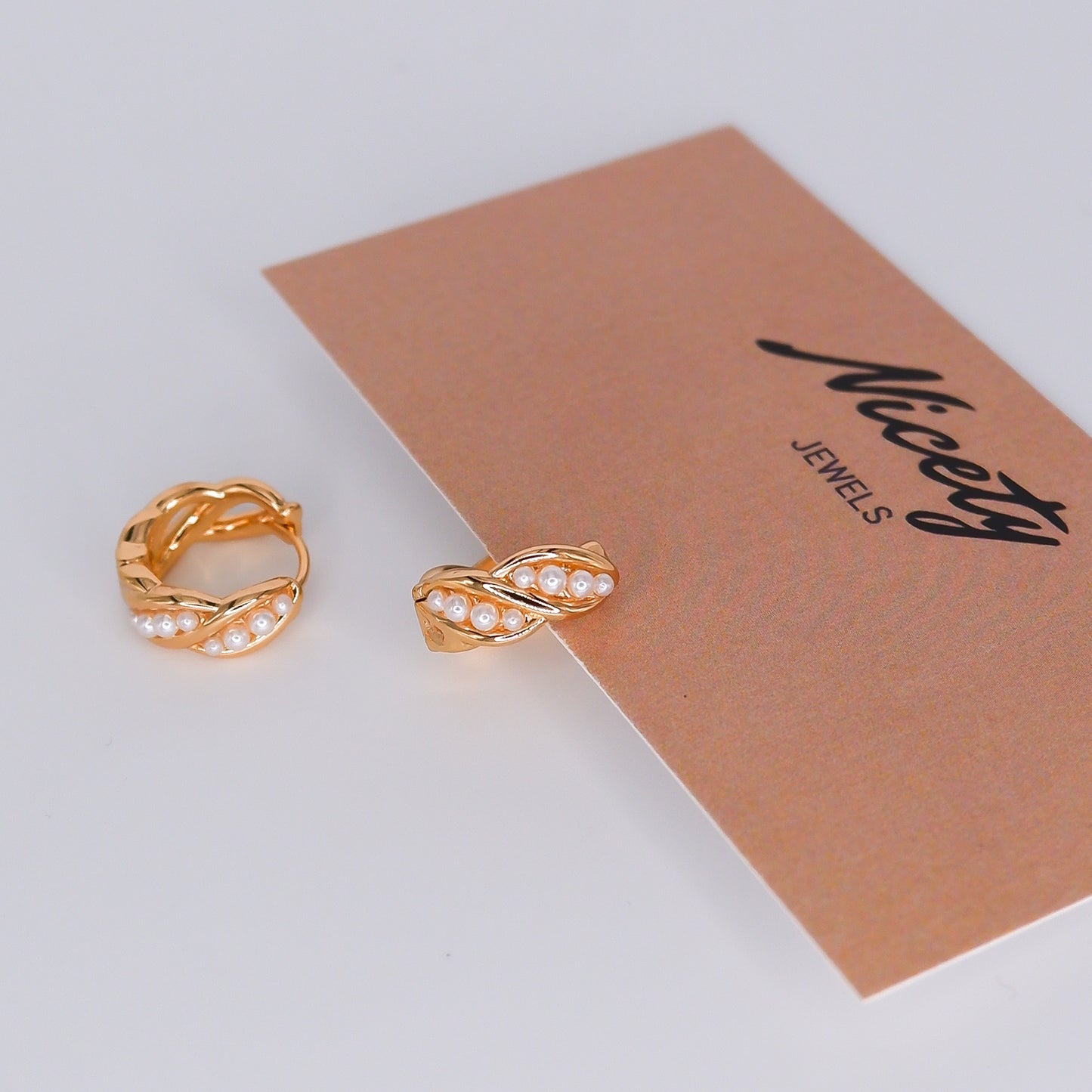 Argola Hipoalergénica Entrelaçada Pérolas