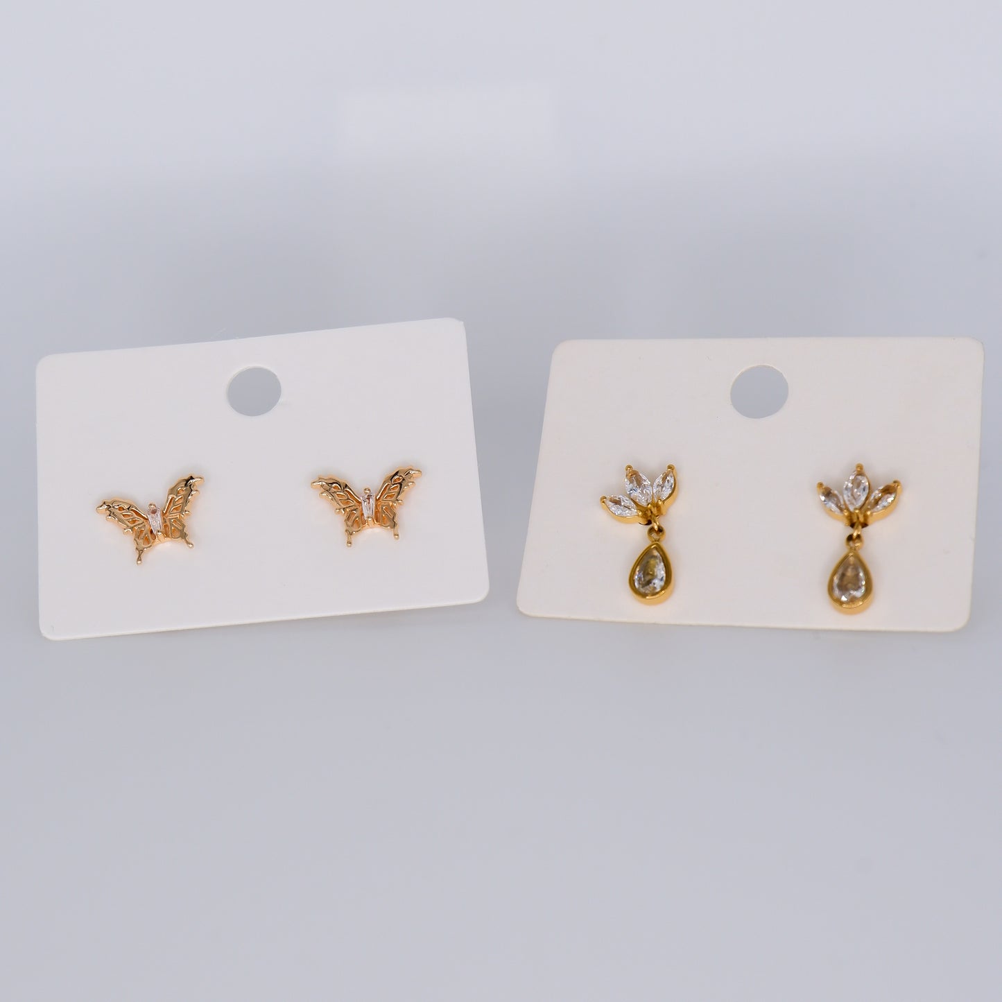 Brinco de Espeto Dourado Borboleta e Meia Flor Pendente
