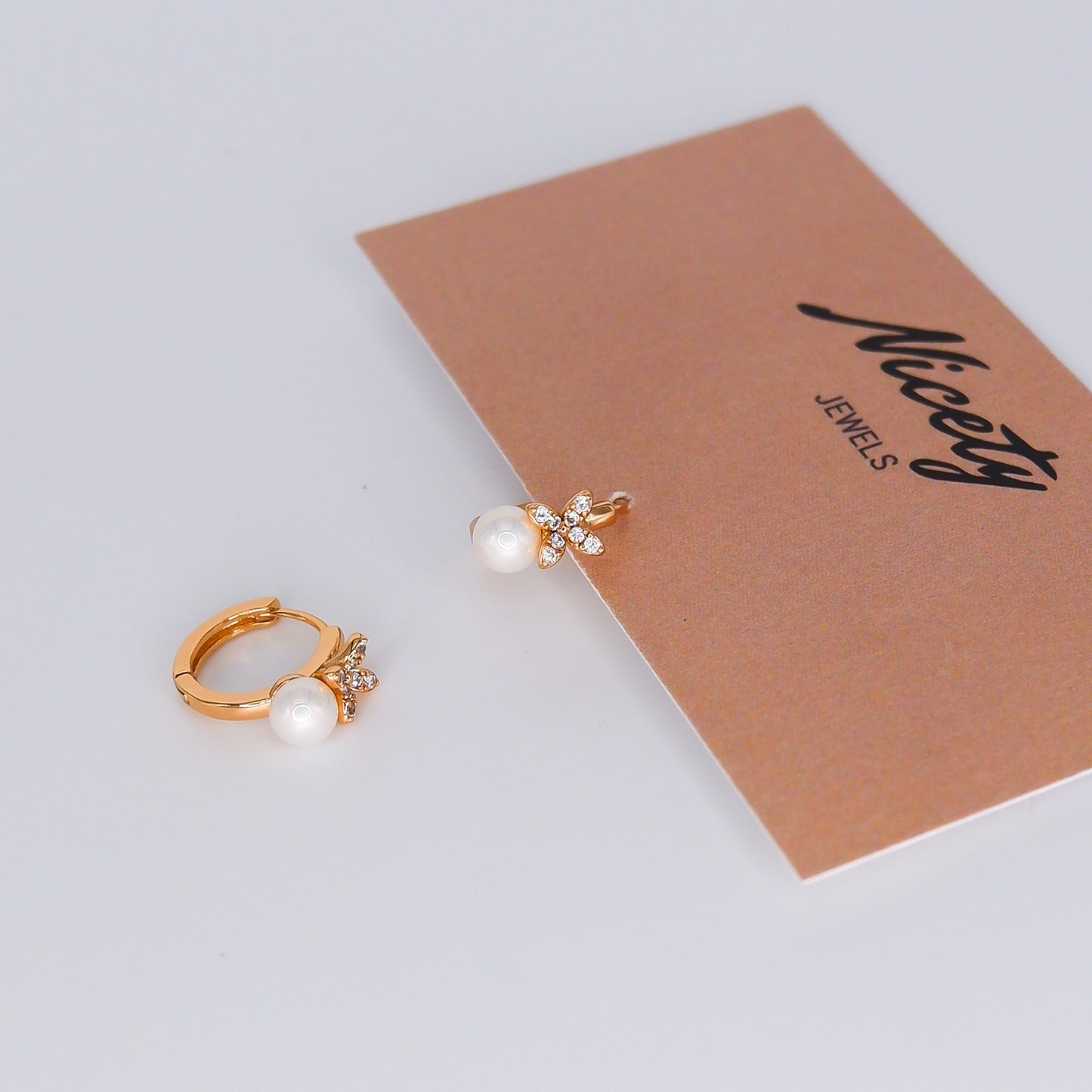 Argola Hipoalergénica 1 Pérola com Flor