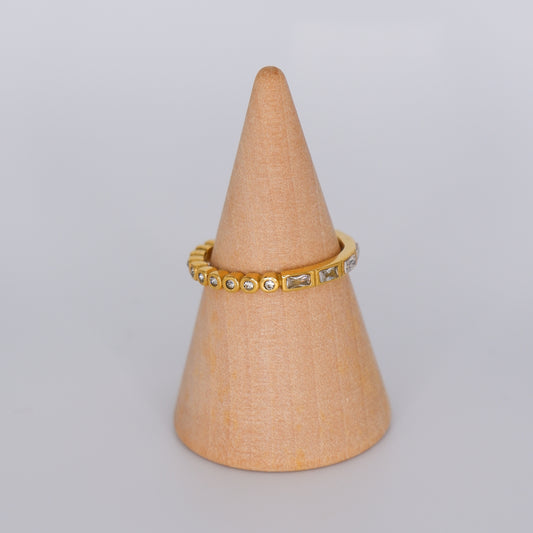 Anel Dourado com Brilhantes