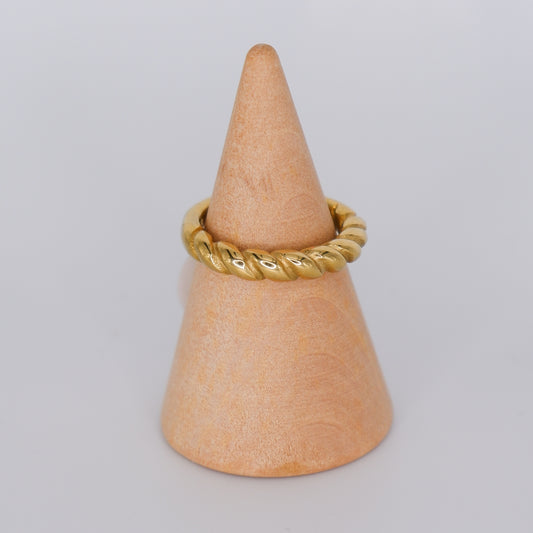 Anel Dourado Entrelaçado