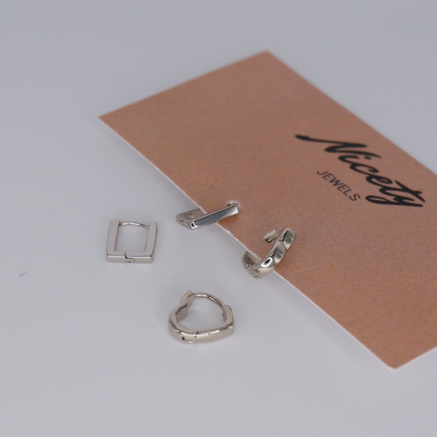 Mini Argolas 7,5mm Prateadas Hipoalergénicas Rectangulares e Coração