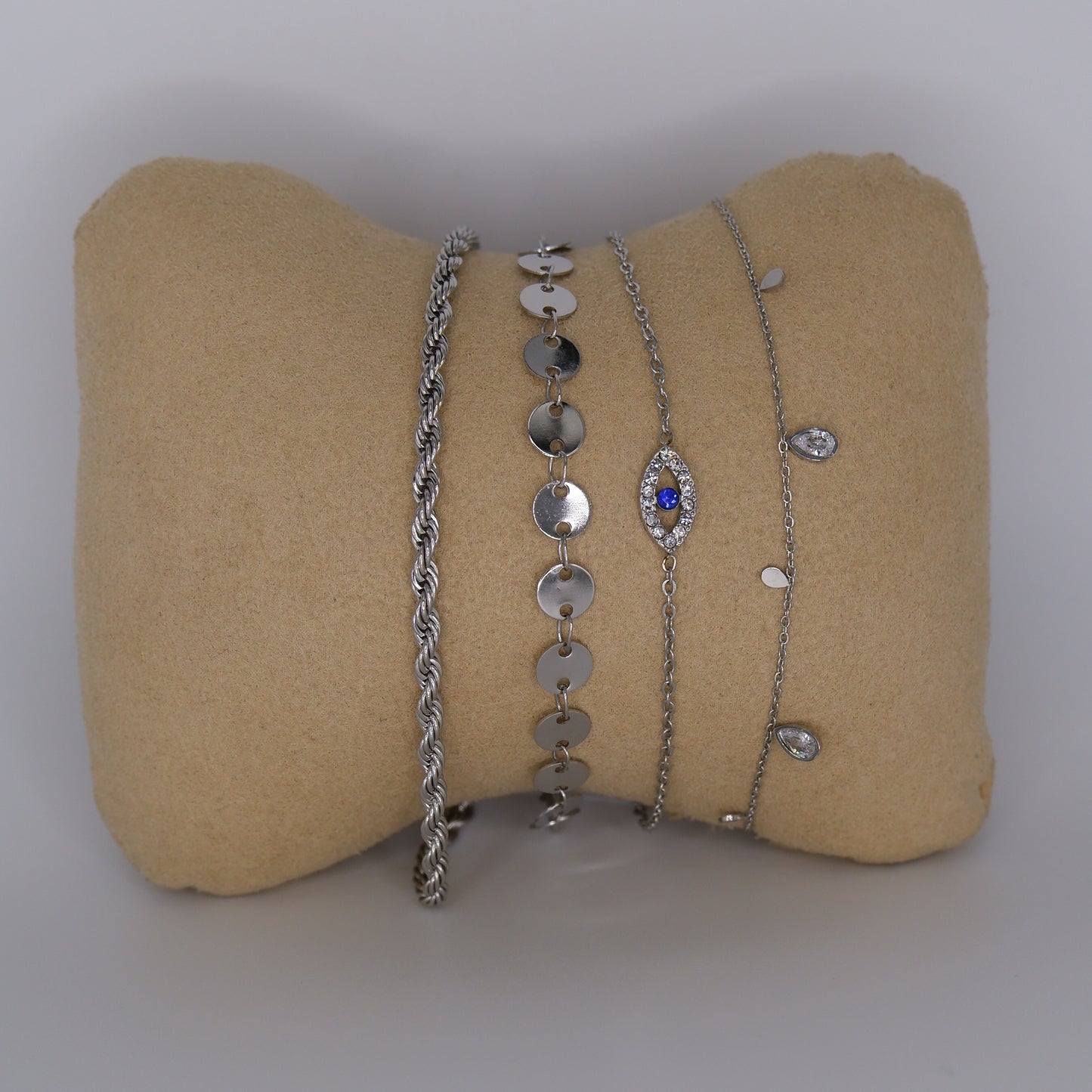 Pulseira Prateada Malha, Bolas, Olho e Pendente