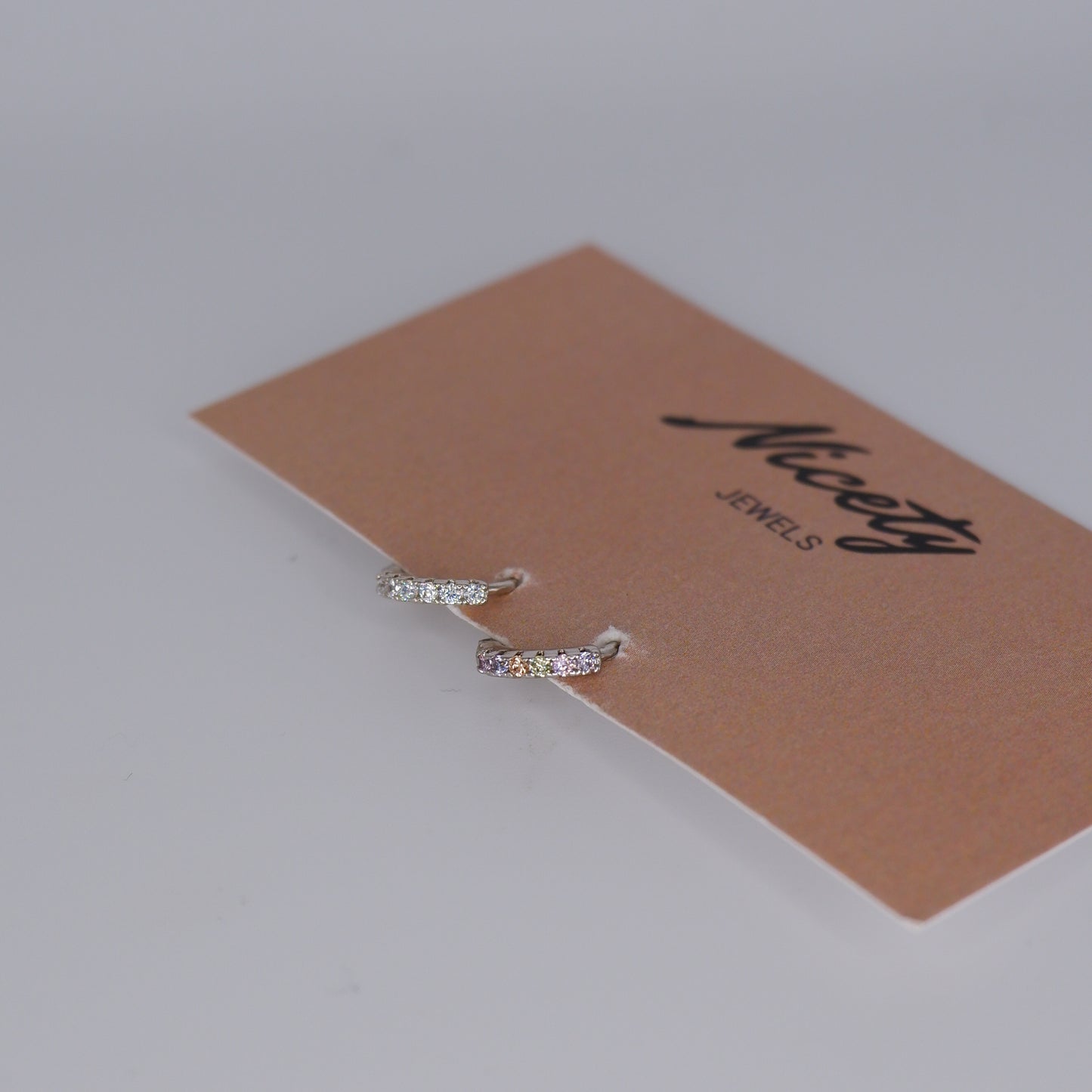 Mini Argolas 7,5mm Prateadas Hipoalergénicas Transparentes e Tons Pastel