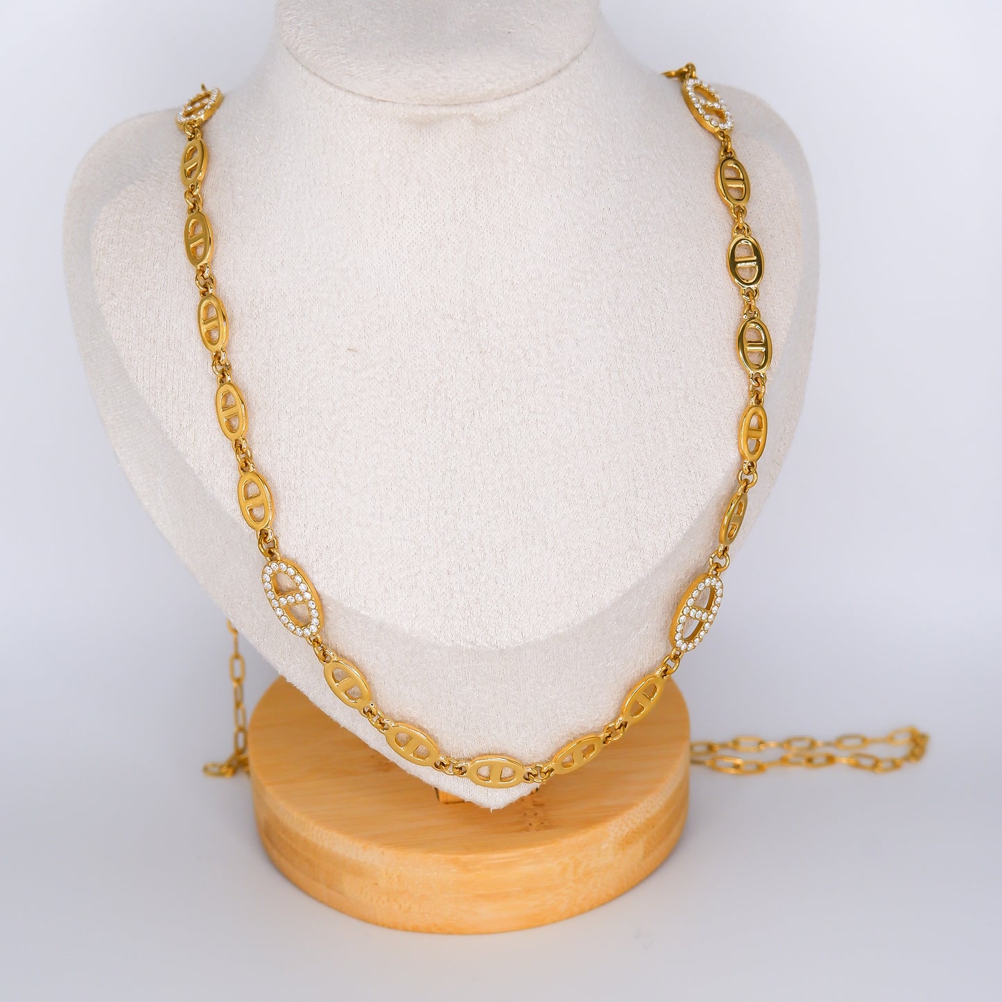Colar Comprido Dourado com Brilhos