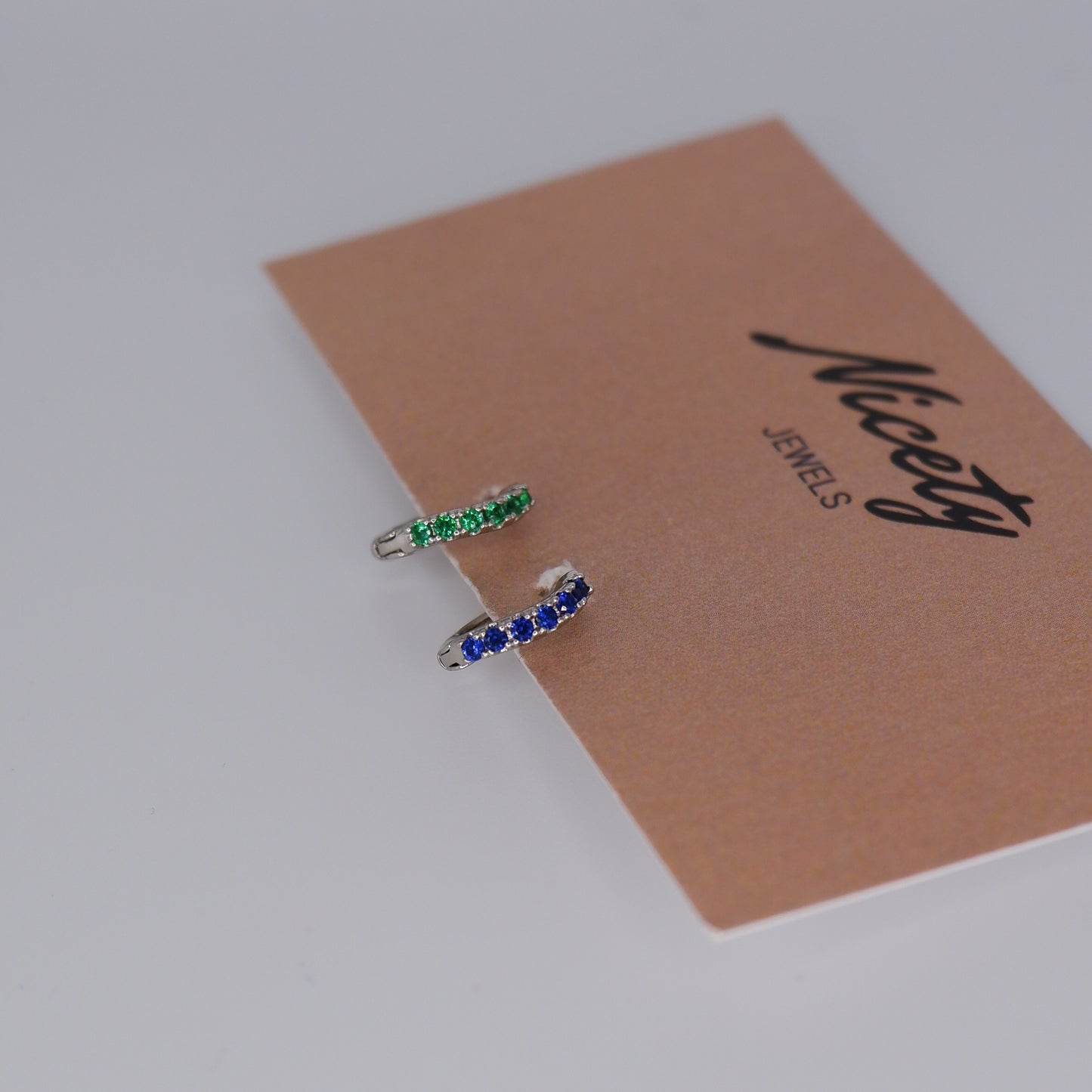 Mini Argolas 7,5mm Hipoalergénicas Prateadas Torta Verde e Azul