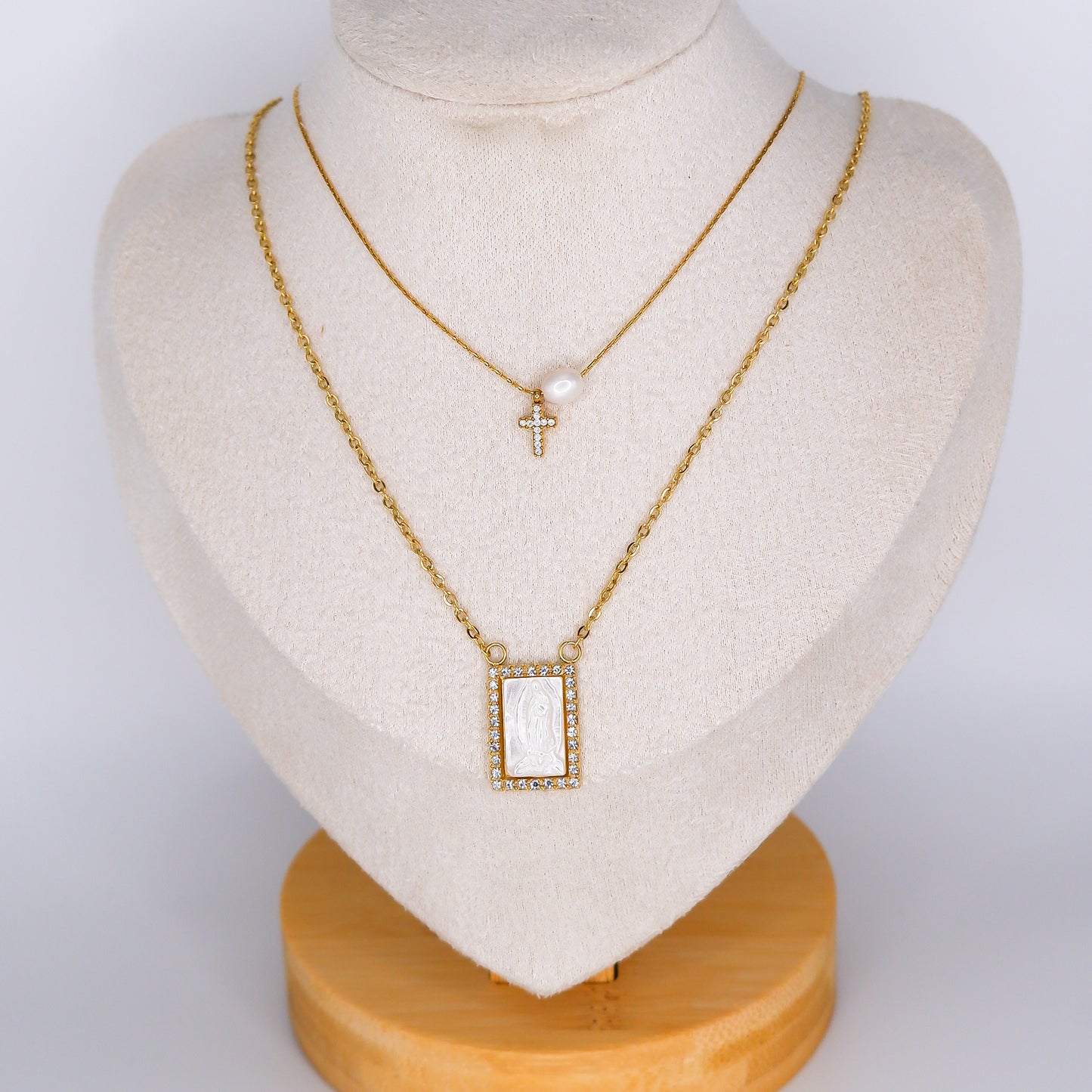 Colar Cruz com Pérola e Medalha