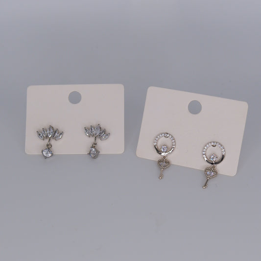 Brinco Espeto Prateado Pendente Brilhante e Chaves