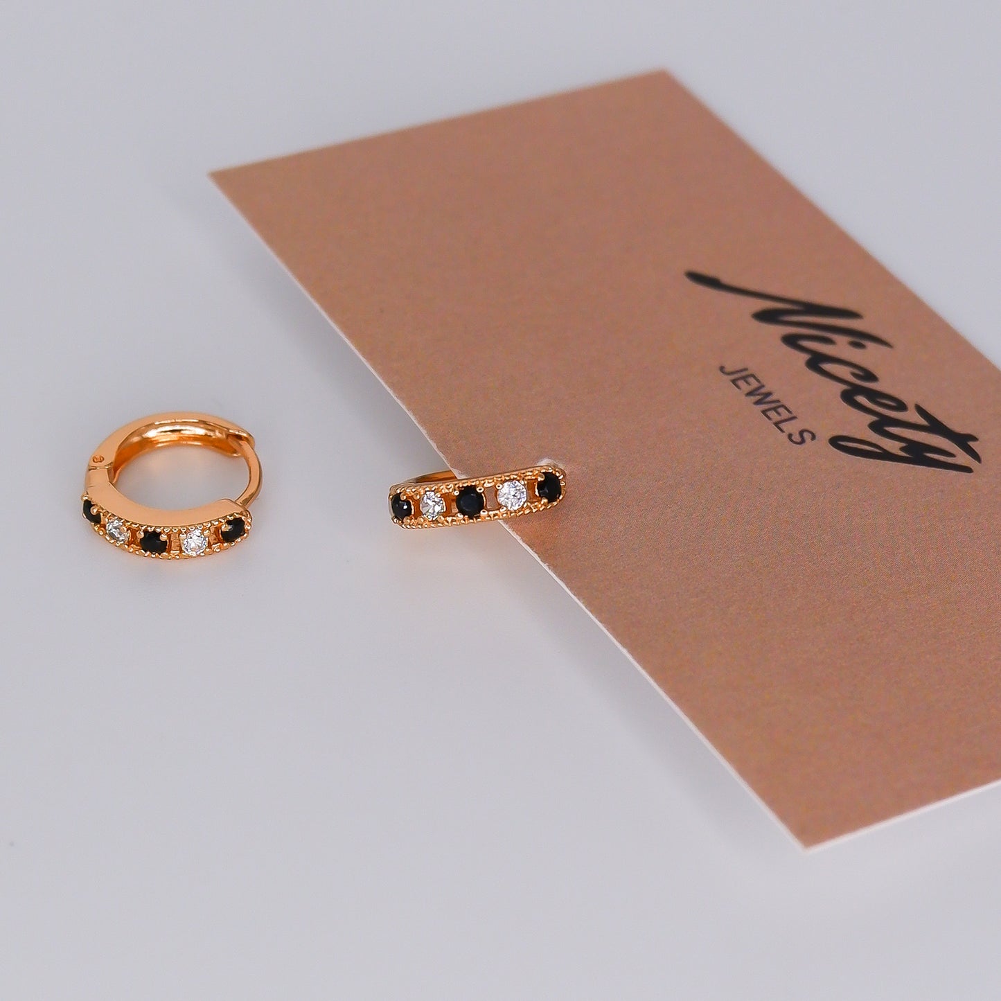 Argola Hipoalergénica Básica Preta e Transparente