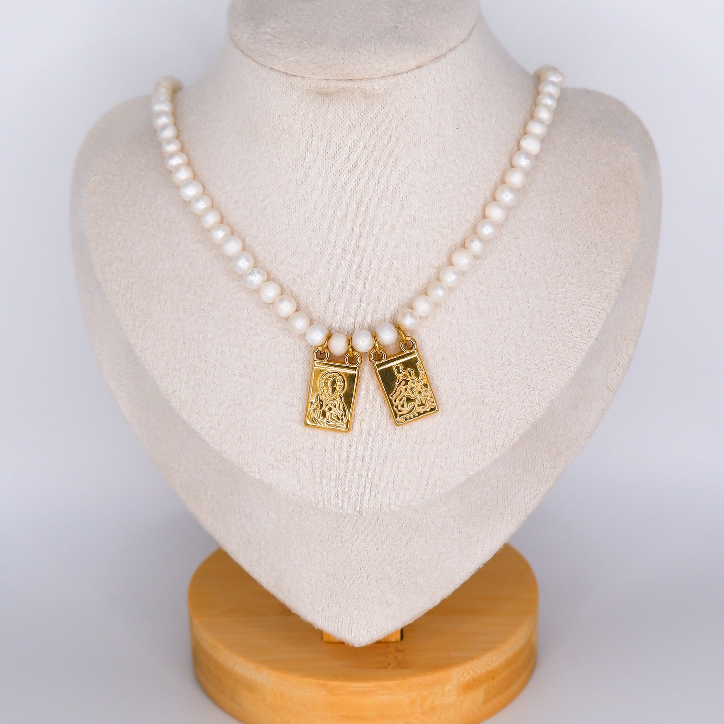 Colar Pérolas com Medalhas