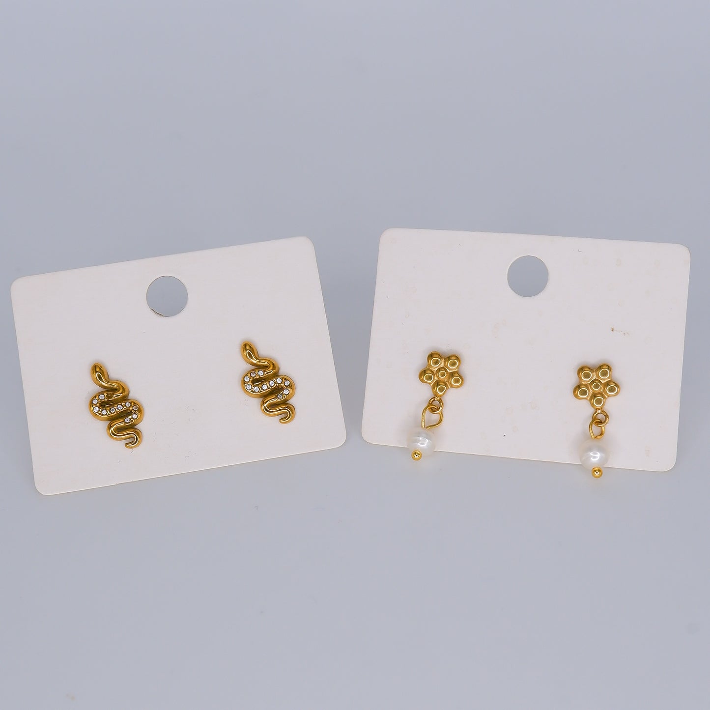 Brinco de Espeto Cobra e Flor com Pendente