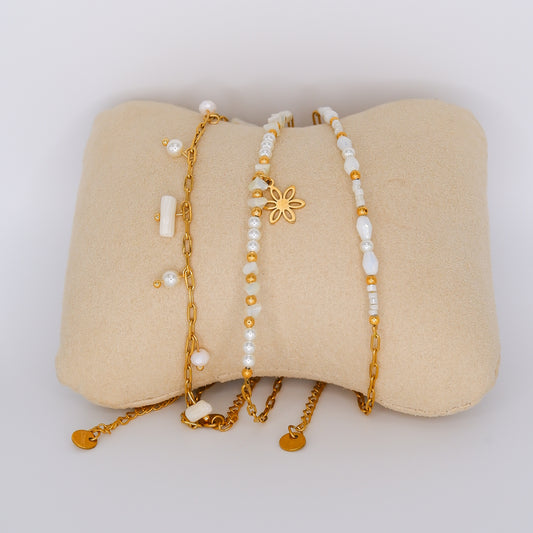Pulseira de Pé Pedras Pendentes, Flor Pendente e Pedrinhas Brancas