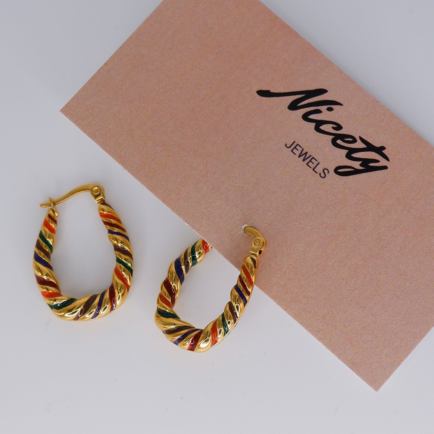 Argola Entrelaçada Dourada com cores