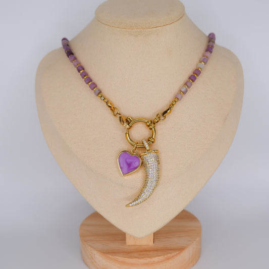 Colar Roxo com Pendentes Brilhantes e Coração