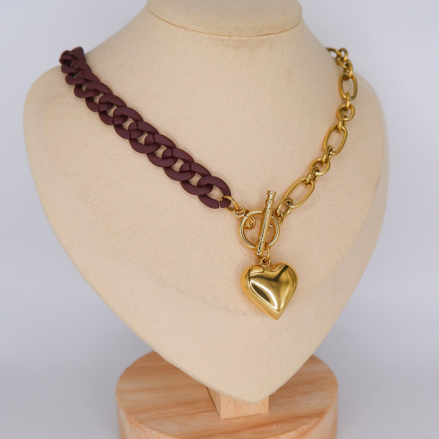 Colar Roxo com Pingente de Coração