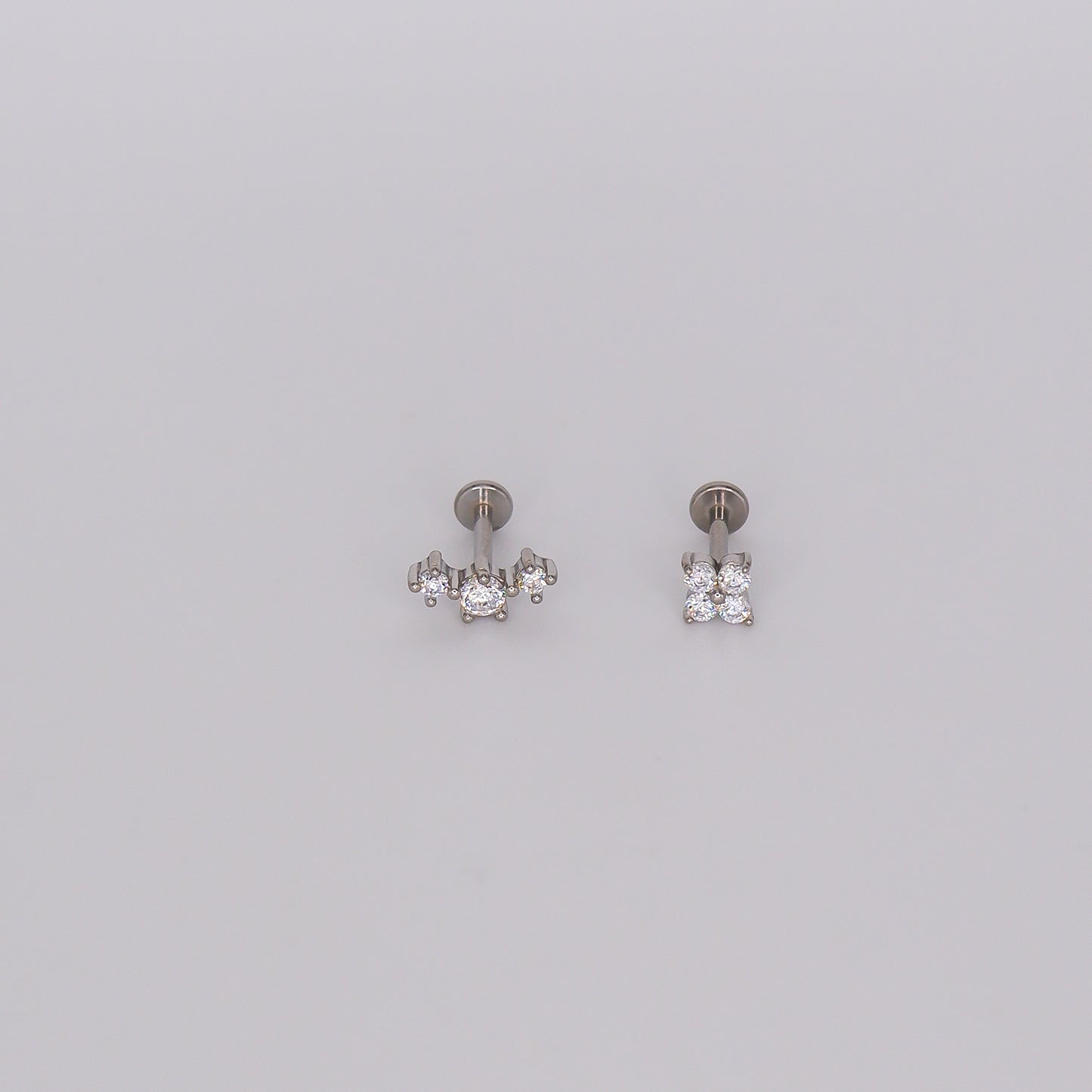 Piercing Achatado 3 Brilhos e Flor