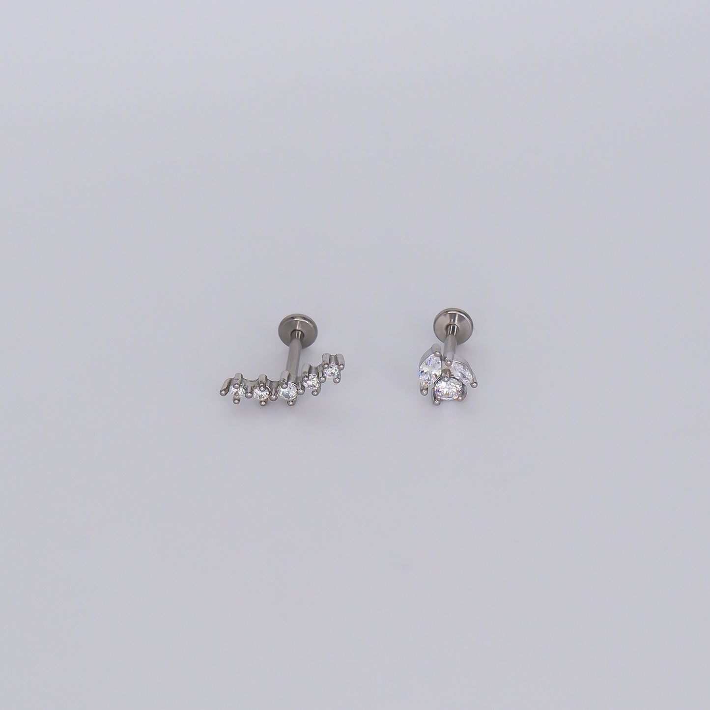 Piercing Achatado Curvo e 3 Brilhos