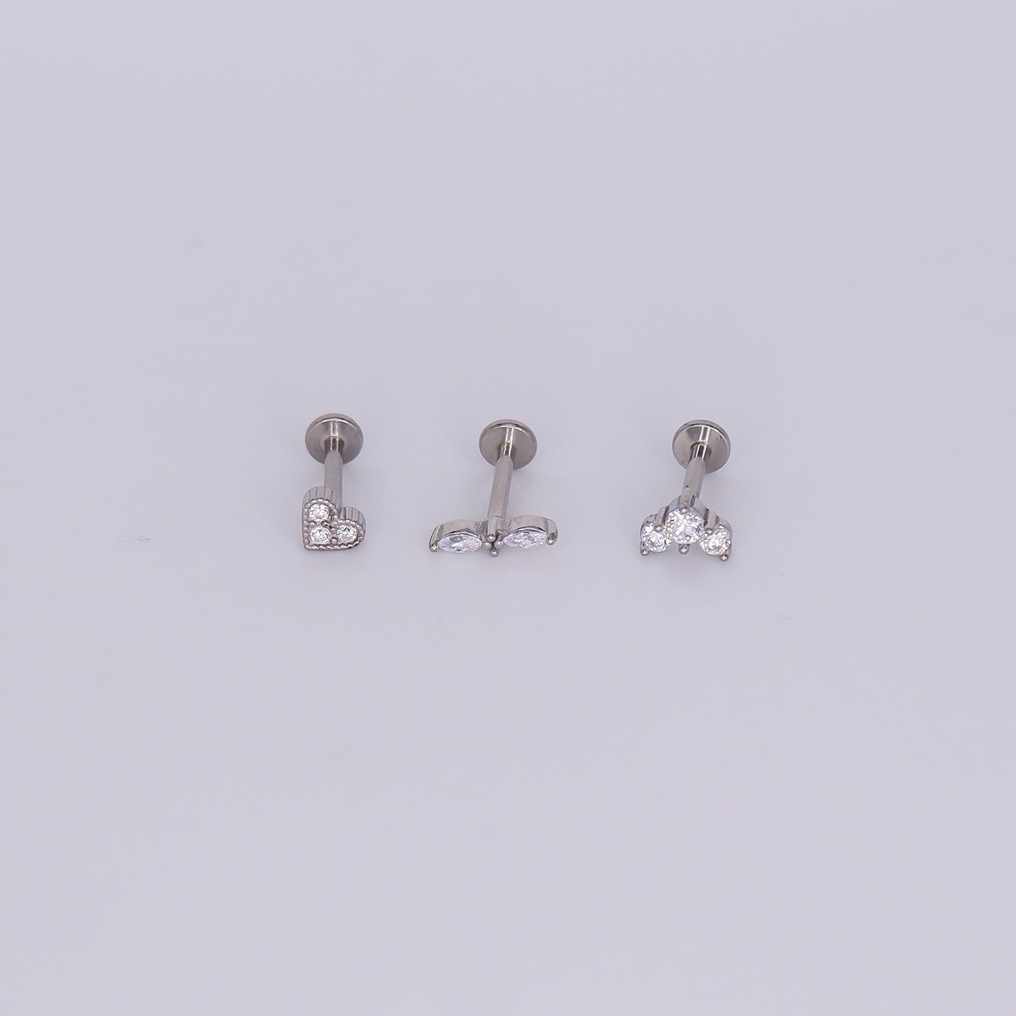 Piercing Achatado Coração, 2 Brilhos e 3 Brilhos