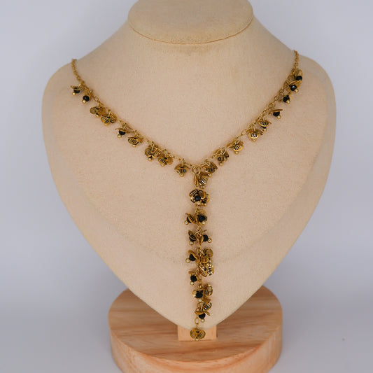 Colar Flores com Pedras Pretas Pendentes