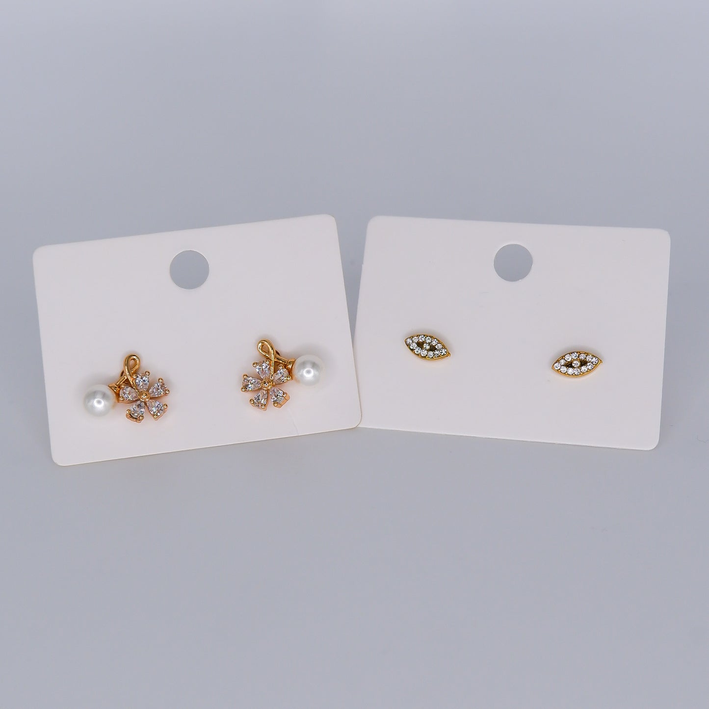 Brinco Hipoalergénico de Espeto Flor com Pérola e Olhos