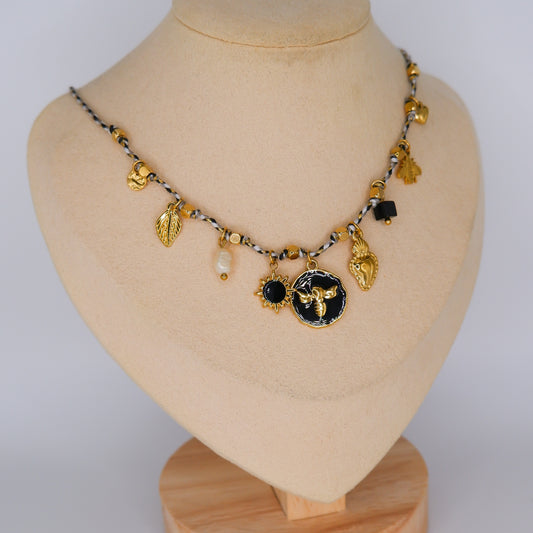 Colar de Fio com Pendentes Pretos