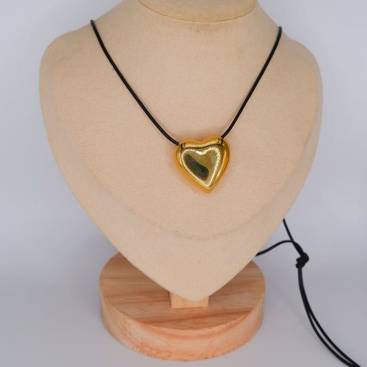 Colar Fio Preto com Coração Pendente
