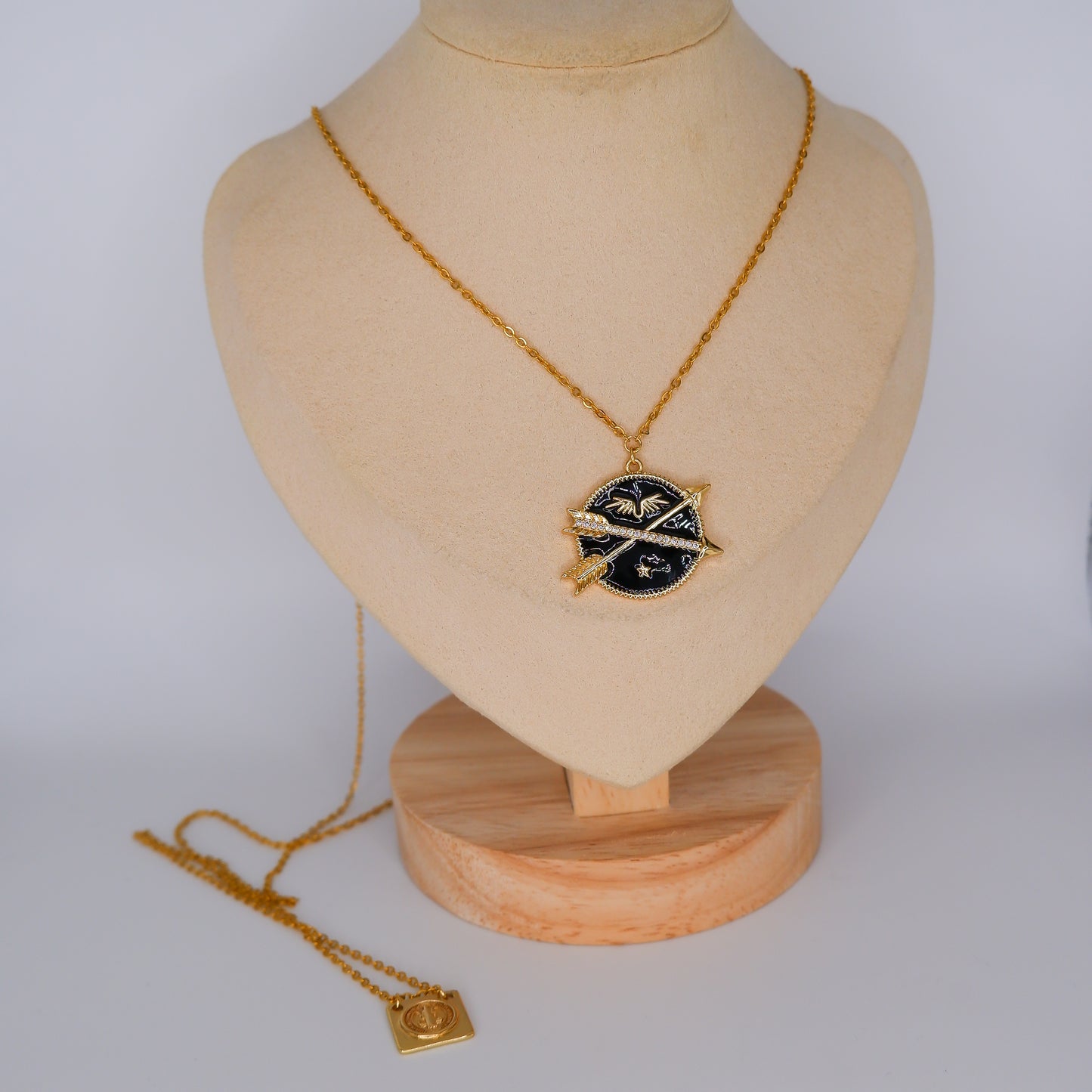 Colar Medalha Preta com Setas