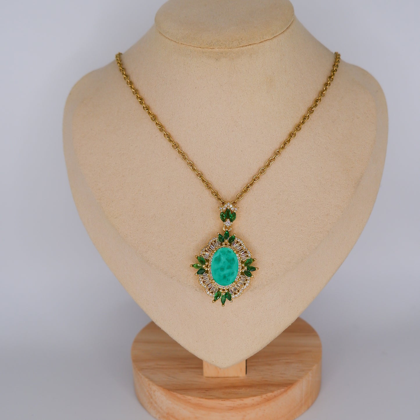 Colar com Pedra Verde Pendente