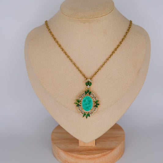 Colar com Pedra Verde Pendente