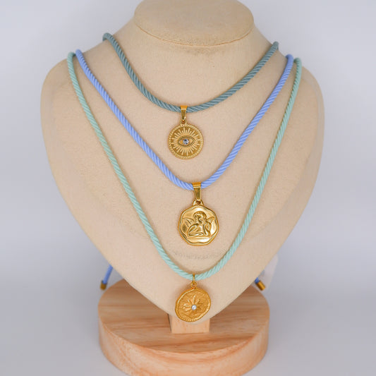 Colares de Fio com Medalhas