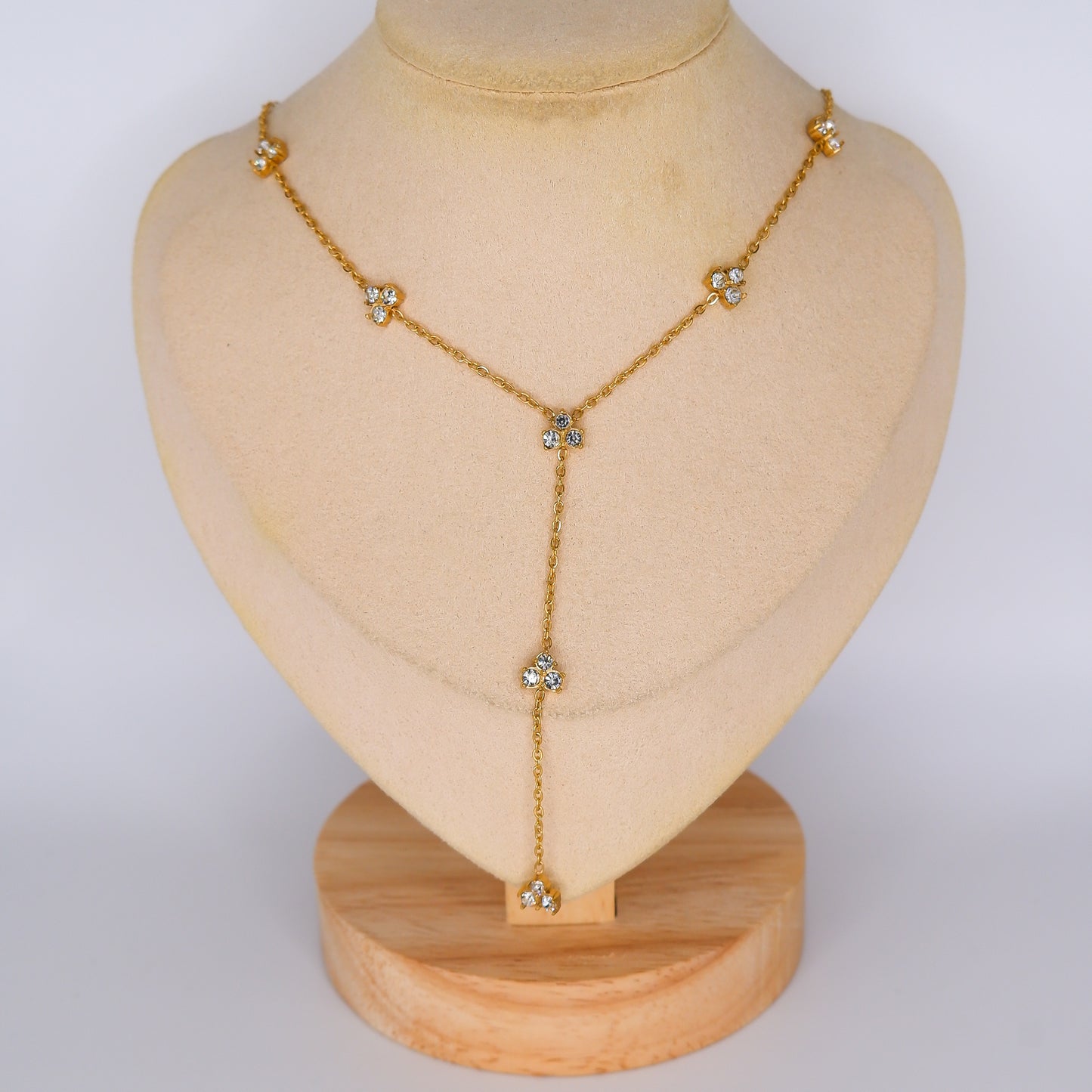 Colar Dourado com Brilhos Pendentes