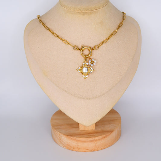 Colar Dourado com Pendentes Floridos