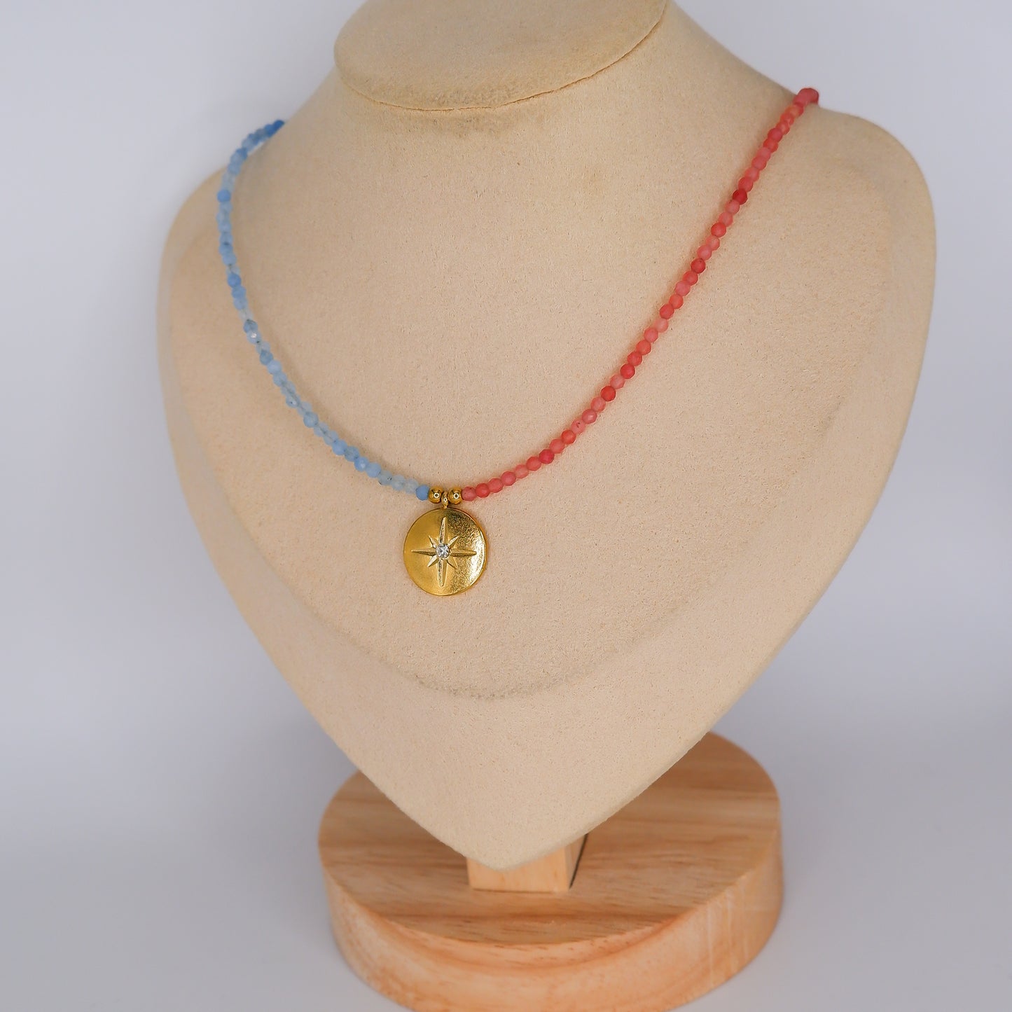 Colar Rosa e Azul com Medalha