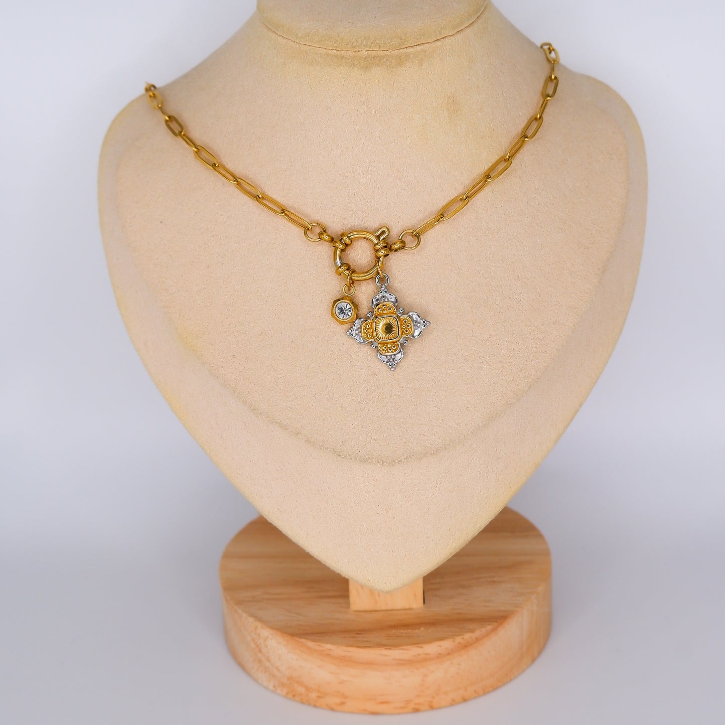 Colar Dourado com Pendentes Floridos