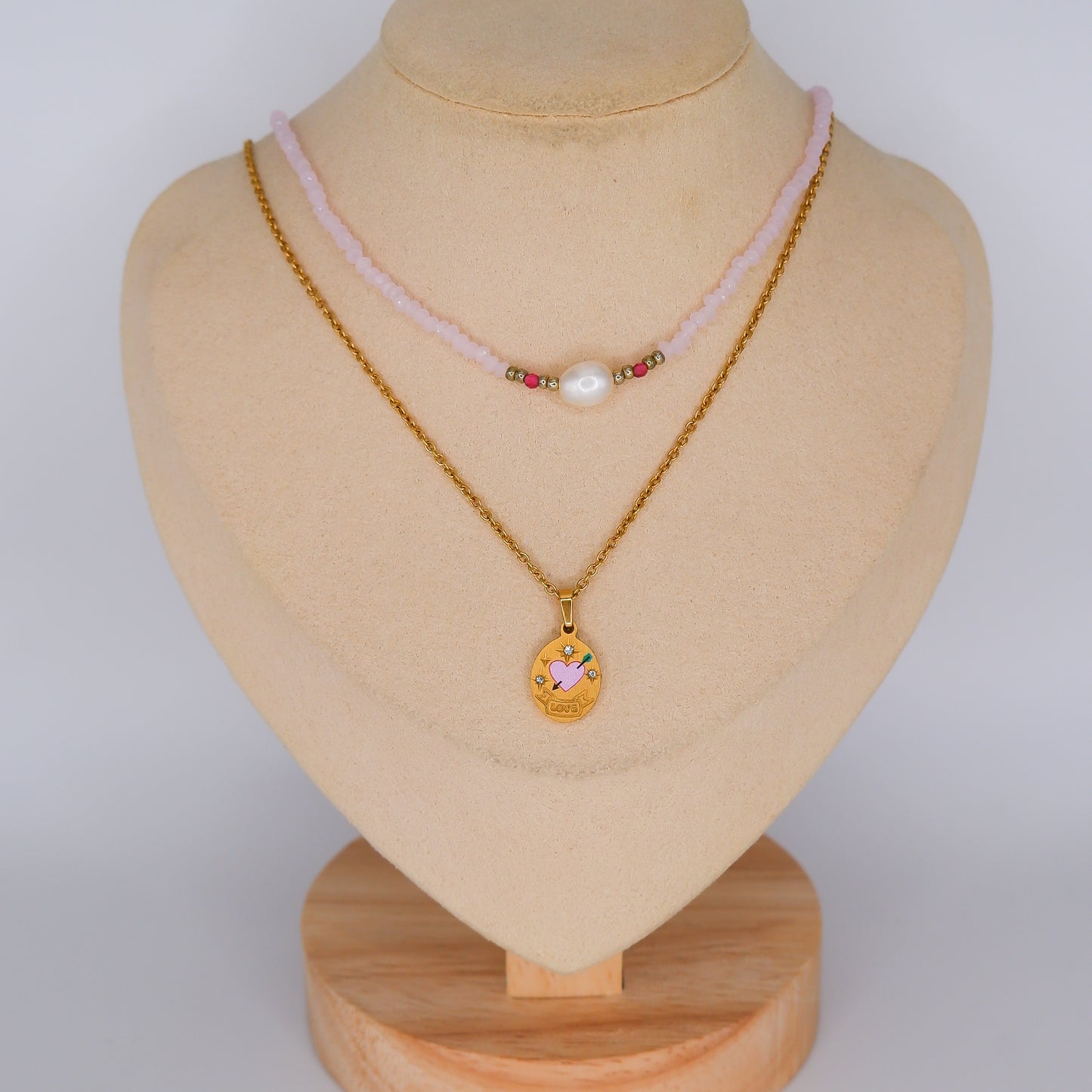 Colares Medalha "Love" e Miçangas Rosa com Pérola