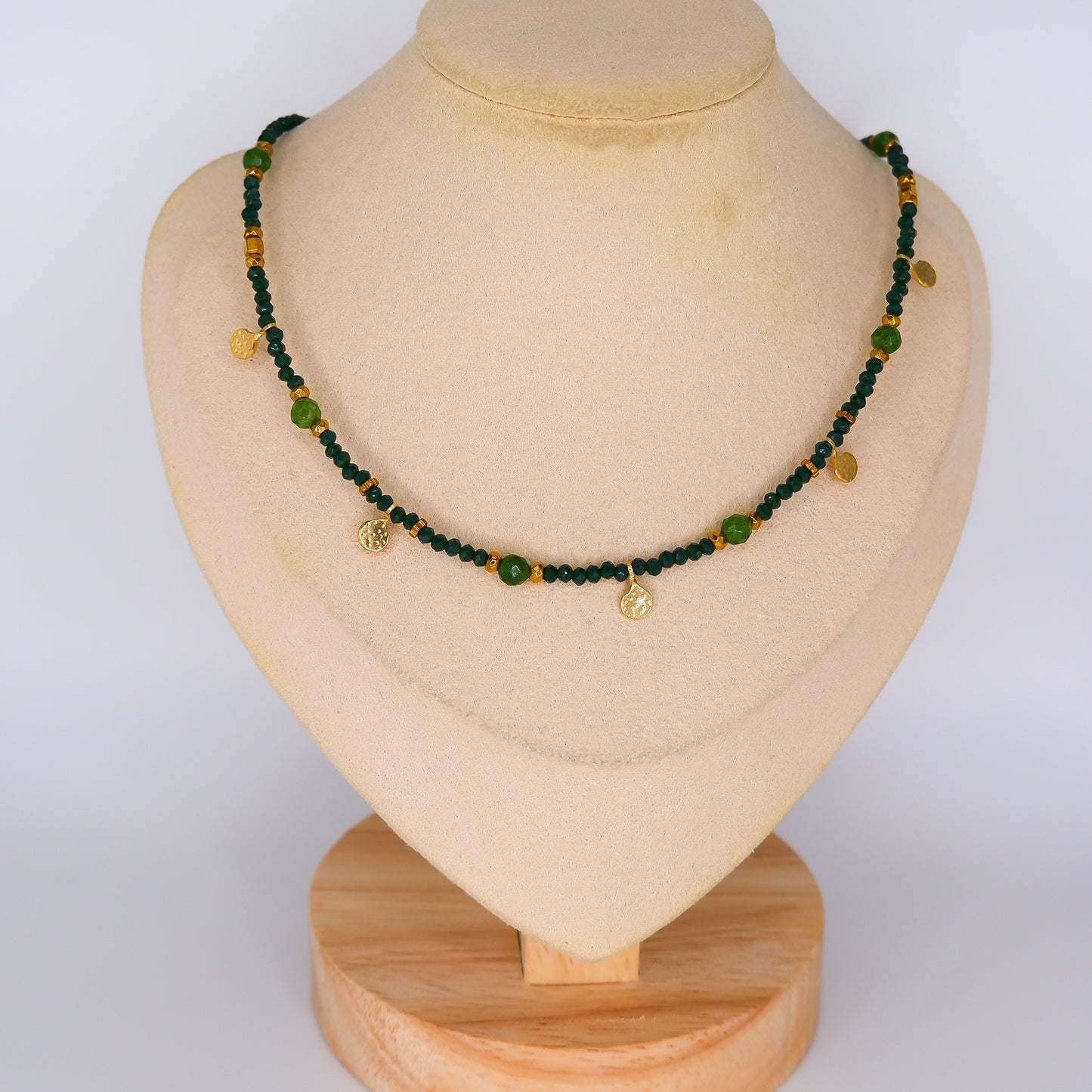 Colar Missangas Verdes com Mini-Medalhas