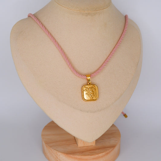 Colar de Fio Rosa com Pendente